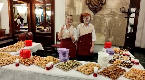 Un aperitivo segna il passaggio di proprietà del Bar Piccardo, "Ci lascerò il cuore ma la vita va avanti" (foto e video)