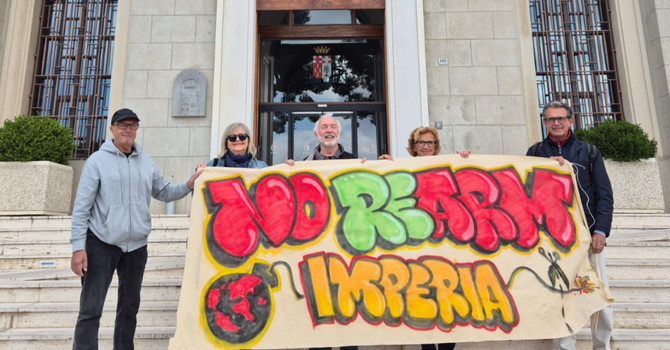 Imperia, consegnate quasi 500 firme contro il riarmo: “Il Comune si schieri per la pace”