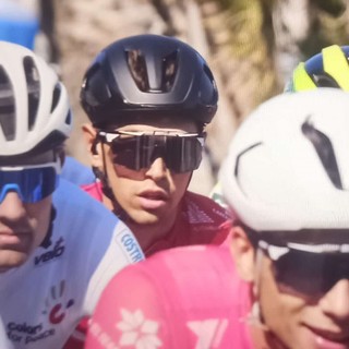 Nicolò Garibbo, con il casco nero, al passaggio da Laigueglia prima di attaccare il Capo Mele