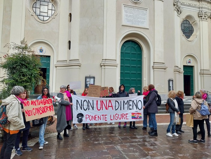 Imperia, flash mob di "Non una di meno": "Per dire no agli antiabortisti nei consultori" (foto e video) Imperia, flash mob di "Non una di meno": "Per dire no agli antiabortisti nei consultori" (foto e video)
