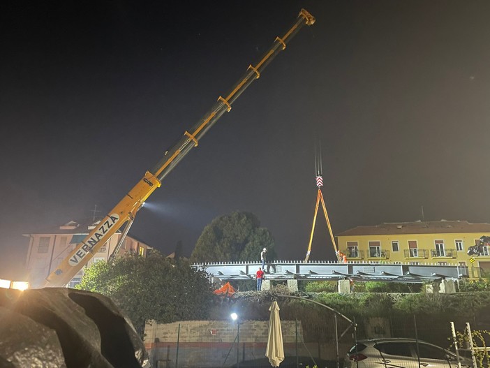 Iniziate a San Bartolomeo al Mare le operazioni di posa del nuovo ponte di via Roma (foto e video) Iniziate a San Bartolomeo al Mare le operazioni di posa del nuovo ponte di via Roma (foto e video)