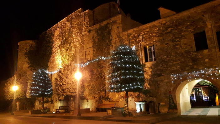 ‘Seguendo la stella’ per le vie del borgo: un Natale “a distanza” e auguri digitali, ma a Cervo rimane la magia
