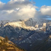 Primi fiocchi sulle Alpi Liguri, la neve imbianca il Saccarello e Monesi