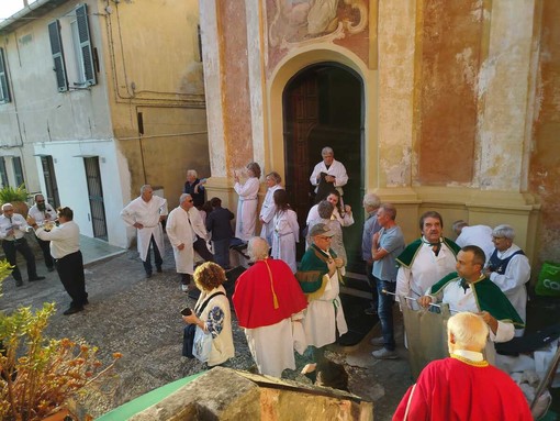 Oliveto celebra la Madonna del Rosario Oliveto celebra la Madonna del Rosario