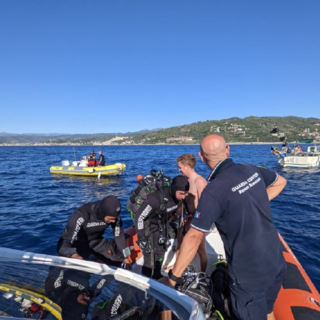Operazione ‘reti fantasma’: liberato il ‘Pilone di Cervo’ da oltre 50 kilogrammi di attrezzatura (foto)