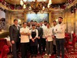 Nella foto, da sinistra, Michele Caggianese (primo in giacca e cravatta) il general manager dell'Oswald's, lo chef Gianluca Cossu e tutti ragazzi dell'Alberghiero.