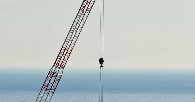 Diano Marina, iniziato lo smontaggio della gru: torna libera la vista sul Golfo