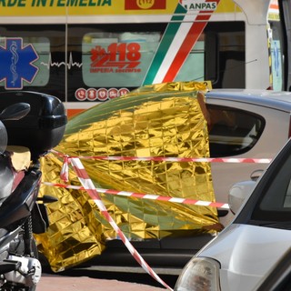 Ventimiglia, sparatoria in via Gianchette, uomo uccide una donna di 30 anni e si toglie la vita (foto e video)
