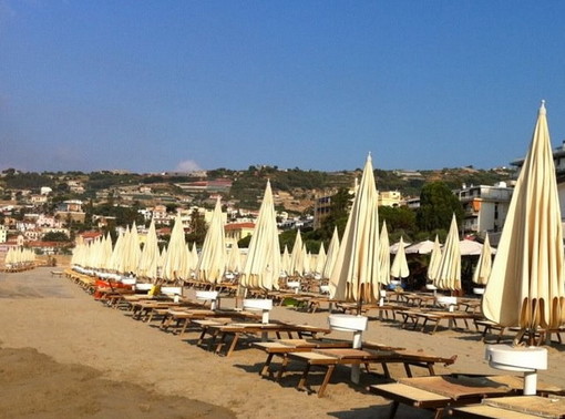 Ombrelloni chiusi per protesta, i balneari sollecitano il governo ad impegnarsi sulla direttiva Bolkenstein Ombrelloni chiusi per protesta, i balneari sollecitano il governo ad impegnarsi sulla direttiva Bolkenstein