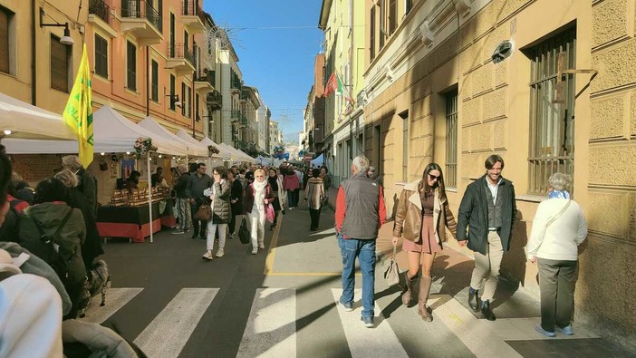 Spigolature da Olioliva 2025, tra i banchetti la lamentela dei visitatori "manca l'olio nuovo"