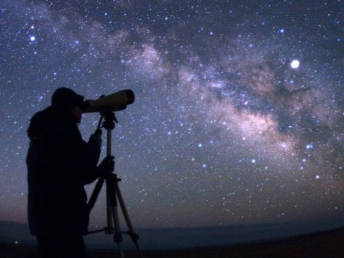 Osservazioni guidate del cielo ai telescopi a San Bartolomeo al Mare Osservazioni guidate del cielo ai telescopi a San Bartolomeo al Mare