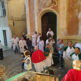 Oliveto celebra la Madonna del Rosario