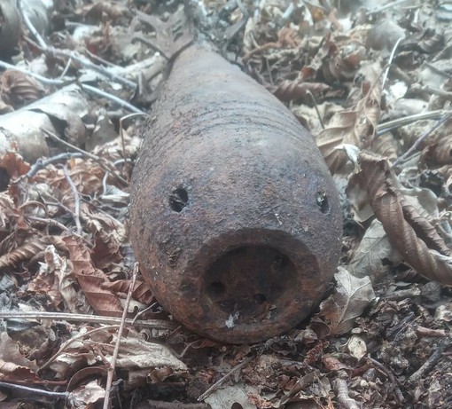 Ordigno bellico ritrovato in un bosco dell’alta valle Arroscia (Foto) Ordigno bellico ritrovato in un bosco dell’alta valle Arroscia (Foto)