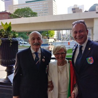 Oscar Bielli e la moglie Anita ritratti a Boston, in compagnia del nuovo Presidente del Consiglio dei Governatori Leonardo Potenza Oscar Bielli e la moglie Anita ritratti a Boston, in compagnia del nuovo Presidente del Consiglio dei Governatori Leonardo Potenza