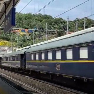 Imperia, l'Orient Express transita in stazione, sorpresa per i viaggiatori (video)