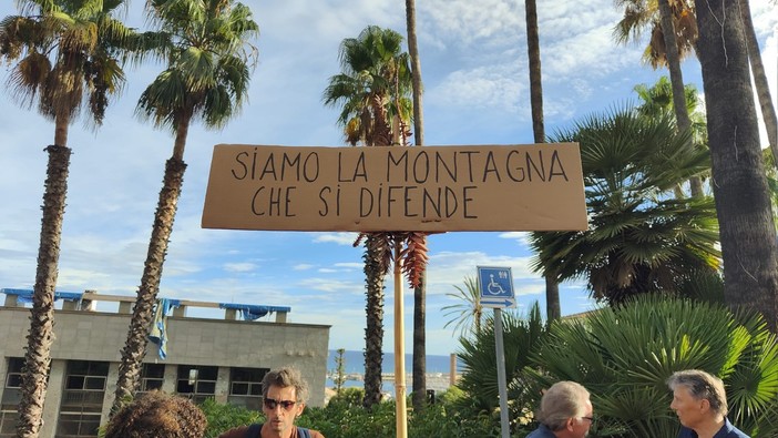 Sono già 1300 le firme raccolte contro il parco eolico “Imperia Monti Moro e Guardiabella” Sono già 1300 le firme raccolte contro il parco eolico “Imperia Monti Moro e Guardiabella”