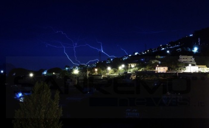 Allerta arancione, notte di fulmini e temporali in Liguria. Disagi limitati nell’Imperiese