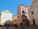 Paura in piazza San Giovanni a Oneglia: uomo spaventa i passanti con un serpente nascosto in un giornale Paura in piazza San Giovanni a Oneglia: uomo spaventa i passanti con un serpente nascosto in un giornale