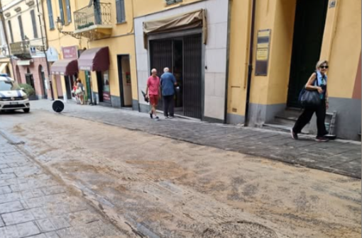 De.Vizia, dalla macchia d’olio persa da un suo mezzo al pantano: il “pasticcio” di via Cascione a Porto Maurizio