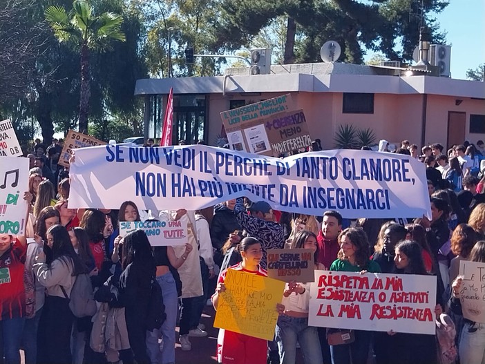 Una delle manifestazioni contro il preside Paolo Auricchia