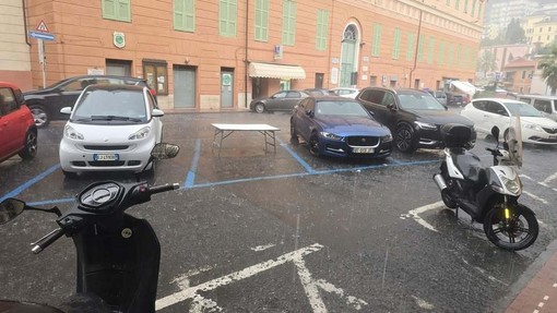 A Imperia spuntano tavoli abusivi per occupare i parcheggi blu