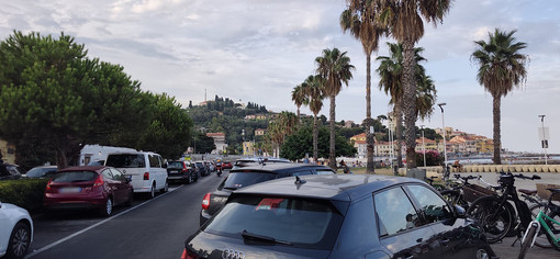 STORIE D'ESTATE. Al Prino il carro attrezzi porta via l’auto ma scoppia la protesta dei bagnanti STORIE D'ESTATE. Al Prino il carro attrezzi porta via l’auto ma scoppia la protesta dei bagnanti