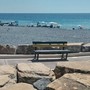 La panchina della Giraffa a rotelle “trasloca” in spiaggia: dal Parchetto al litorale. E non è la prima volta La panchina della Giraffa a rotelle “trasloca” in spiaggia: dal Parchetto al litorale. E non è la prima volta