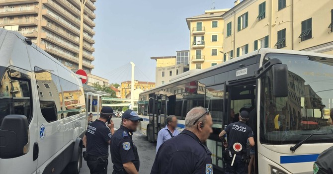Tensione su un autobus della Riviera Trasporti in largo Nannollo Piana Tensione su un autobus della Riviera Trasporti in largo Nannollo Piana