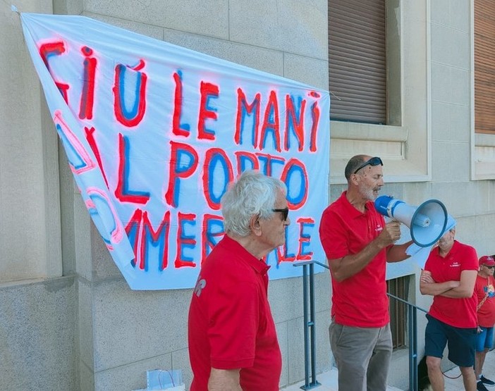 Porto commerciale di Oneglia, i camalli incontrano il presidente Bucci: tutto rinviato Porto commerciale di Oneglia, i camalli incontrano il presidente Bucci: tutto rinviato