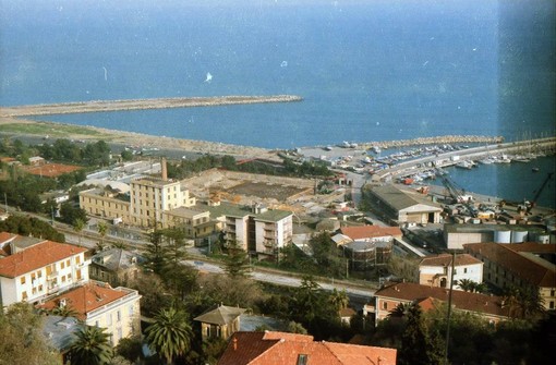 ACCADDE OGGI, 20 NOVEMBRE 1983. Via al progetto del maxi porto: sorgerà davanti a San Lazzaro ACCADDE OGGI, 20 NOVEMBRE 1983. Via al progetto del maxi porto: sorgerà davanti a San Lazzaro