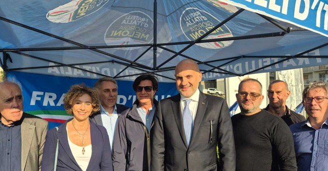Ex Isnardi, il sottosegretario Prisco (FdI) al gazebo sulla sicurezza: “Quando i cittadini chiamano, la politica non si volta dall’altra parte”