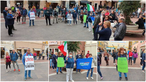 Imperia,  la dipendente di Asl 1 Simona Marazzi (Italexit con Paragone) guida la protesta ‘no green pass: “Ci sentiamo violentati” (foto e video)