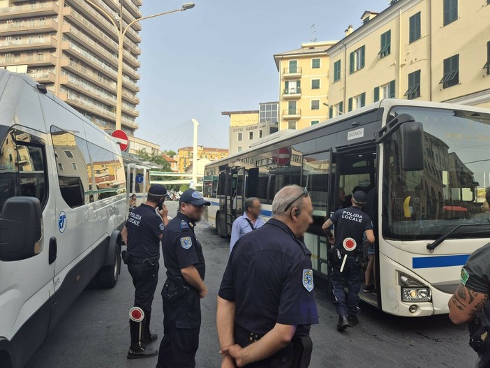 Tensione su un autobus della Riviera Trasporti in largo Nannollo Piana