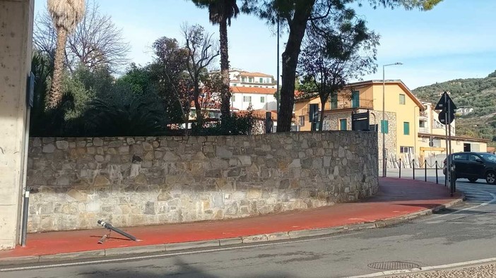 Paletti salvapedoni divelti a Castelvecchio, segnalazione dei consiglieri PD