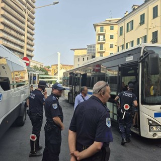 Tensione su un autobus della Riviera Trasporti in largo Nannollo Piana