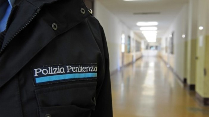 Sanremo, due detenuti 'armati' di bastone appuntito tentano di sequestrare un agente penitenziario
