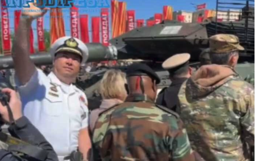 Il dianese Vittorio Parrella alla mostra dei mezzi ucraini sequestrati dai soldati russi