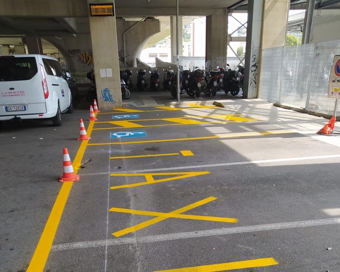 Donna incinta lasciata lontano dalla stazione il giorno dopo il richiamo del Comune:  polemica social sui taxi