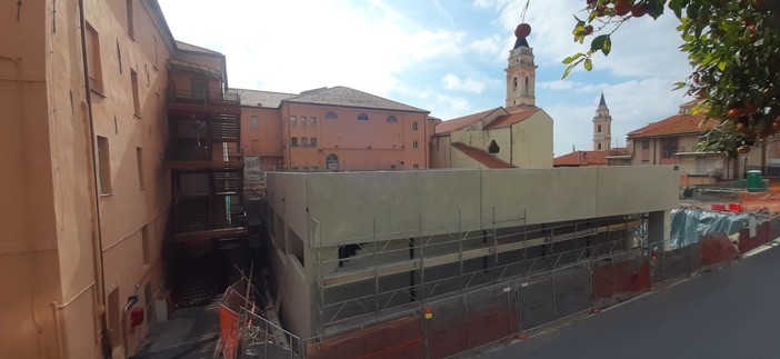 Lucio Sardi critica la nuova palestra in costruzione nell'istituto di Piazza Calvi: "Un intervento che stravolge l'armonia urbana e storica"