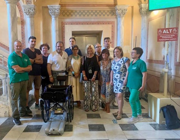 Imperia, un montascale trasportabile contro le barriere architettoniche. Oggi la presentazione alla Commissione PEBA Imperia, un montascale trasportabile contro le barriere architettoniche. Oggi la presentazione alla Commissione PEBA