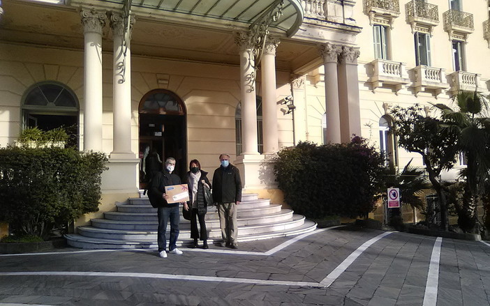 Consegnato presso la Provincia il ‘Dono di Natale’ dei cittadini e associazioni riuniti nella Società della Cura Consegnato presso la Provincia il ‘Dono di Natale’ dei cittadini e associazioni riuniti nella Società della Cura