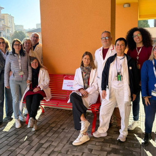 Imperia, al Palasalute una panchina rossa contro la violenza di genere