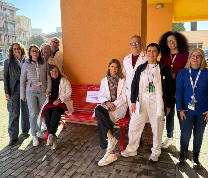 Imperia, al Palasalute una panchina rossa contro la violenza di genere Imperia, al Palasalute una panchina rossa contro la violenza di genere