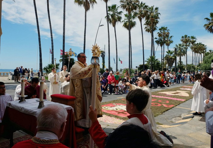 La Processione del Corpus Domini in Borgo Peri a Oneglia (foto) La Processione del Corpus Domini in Borgo Peri a Oneglia (foto)