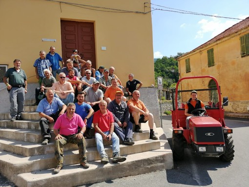 Aquila d'Arroscia: sindaco e cittadini puliscono 6 km di provinciale, all'opera anche un 83enne (foto e video)