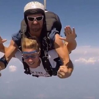 Imperia: dodici ragazzi tra cui la consigliera Roberta Minasso provano la caduta libera col paracadute "Un'attività da portare nella nostra provincia". Il video del lancio