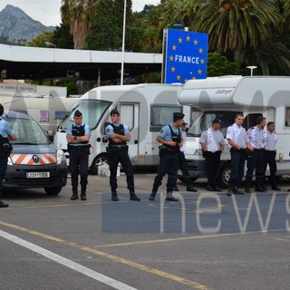 Ore 9.30 del 21 giugno 2015, la gendarmerie erige la sua linea Maginot. Sotto le altre foto di quella mattina Ore 9.30 del 21 giugno 2015, la gendarmerie erige la sua linea Maginot. Sotto le altre foto di quella mattina