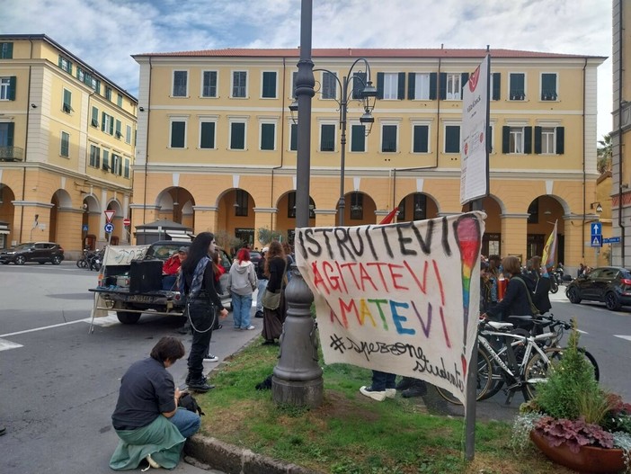 Diritti LGBTQIA+, in piazza Dante il presidio del collettivo studentesco Spiraglio imperiese