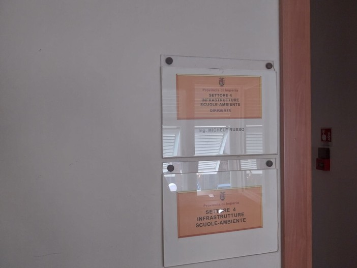 Blitz della Finanza in Provincia: nel mirino gli uffici dell’ex dirigente Michele Russo per presunta truffa sui fondi Pnrr Blitz della Finanza in Provincia: nel mirino gli uffici dell’ex dirigente Michele Russo per presunta truffa sui fondi Pnrr