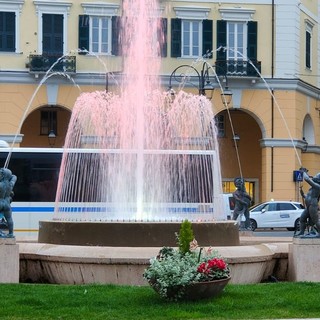 Lotta contro i disturbi alimentari, la fontana di piazza Dante si tinge di lilla